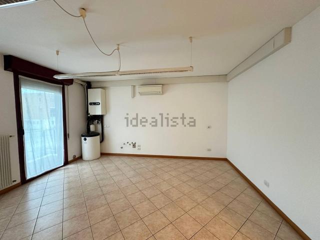 Capannone in affitto di 750 m² in Via Luigi Galvani, 28
