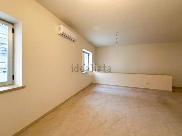 Capannone in affitto di 750 m²