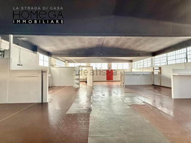 Capannone in affitto di 762 m² in Via Giuseppe Parini, 7