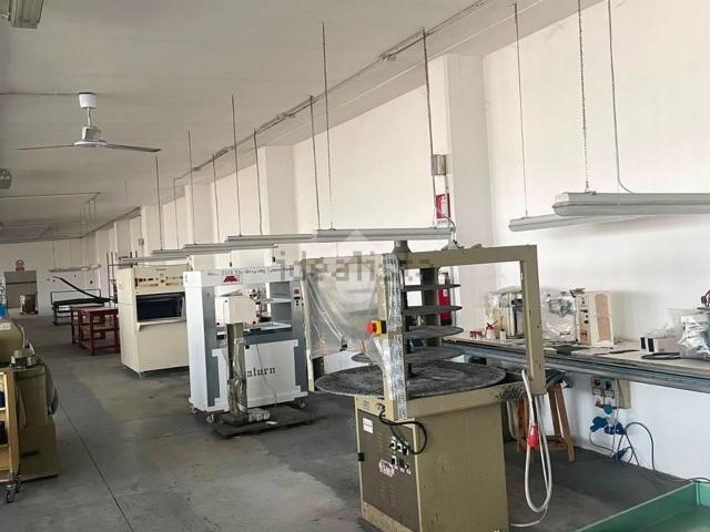 Capannone in affitto di 785 m² in Via alle Cave, 8