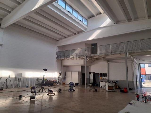 Capannone in affitto di 790 m²