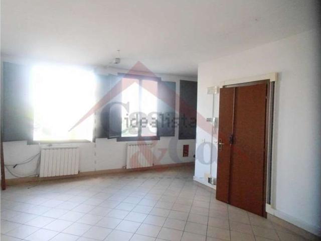 Capannone in affitto di 800 m²