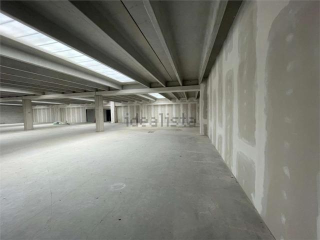 Capannone in affitto di 800 m²