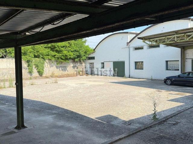 Capannone in affitto di 800 m²