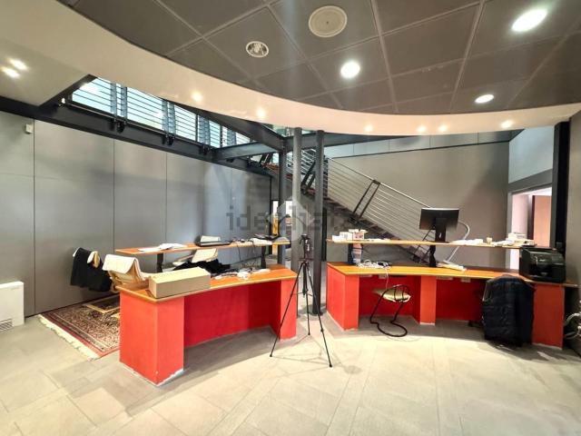 Capannone in affitto di 800 m² in Via Antonio Canova, 15