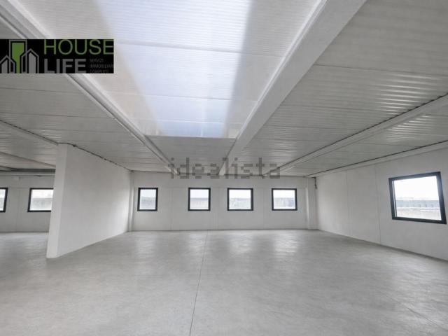 Capannone in affitto di 800 m² in Via Astico