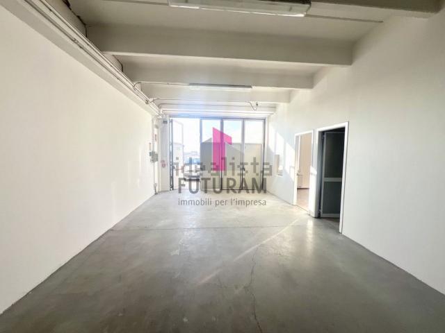 Capannone in affitto di 800 m² in Via Brenta
