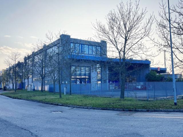 Capannone in affitto di 800 m² in Via G. Zanotti, 4