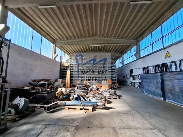 Capannone in affitto di 800 m² in Via Giuseppe di Vittorio