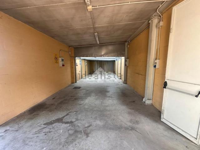Capannone in affitto di 800 m² in Via E. Fermi, 9