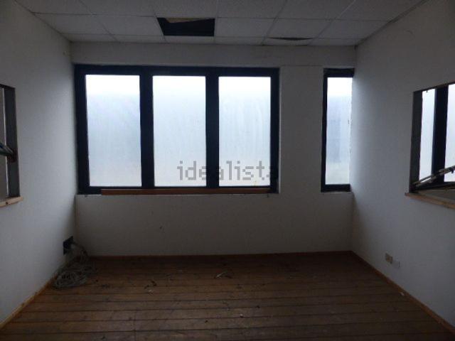 Capannone in affitto di 800 m² in Via Enrico Fermi