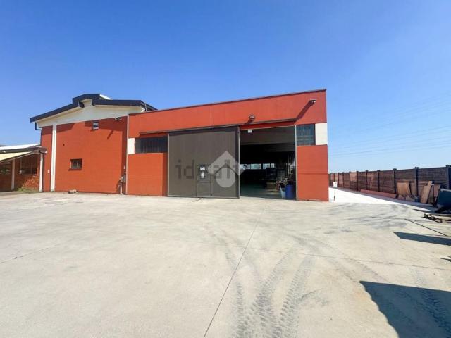 Capannone in affitto di 800 m² in Via Francesco Cilea, 23