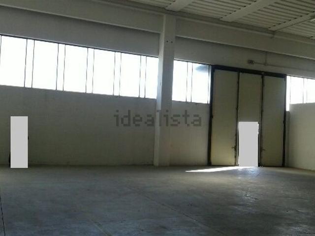Capannone in affitto di 800 m² in Via Leonardo da Vinci