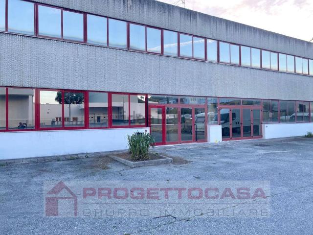 Capannone in affitto di 800 m² in Via Nevada