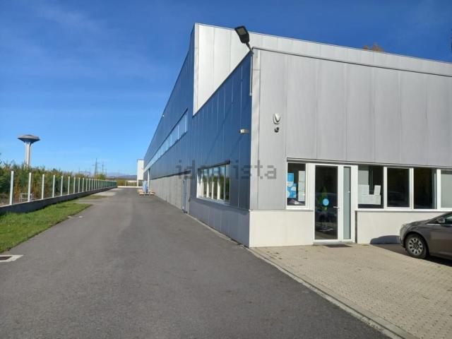 Capannone in affitto di 800 m² in Via Raffaello Scarpettini