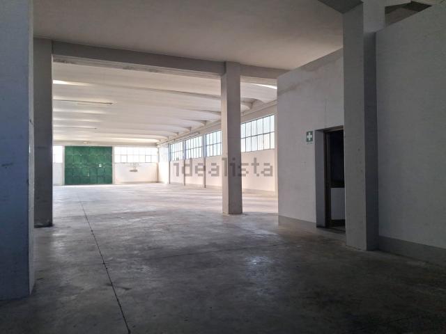 Capannone in affitto di 800 m² in Via Raffaello Scarpettini