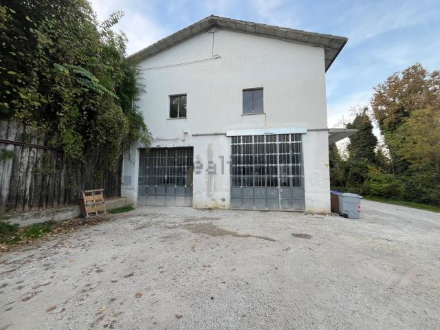 Capannone in affitto di 800 m² in Viale Lungo Fiume, 8