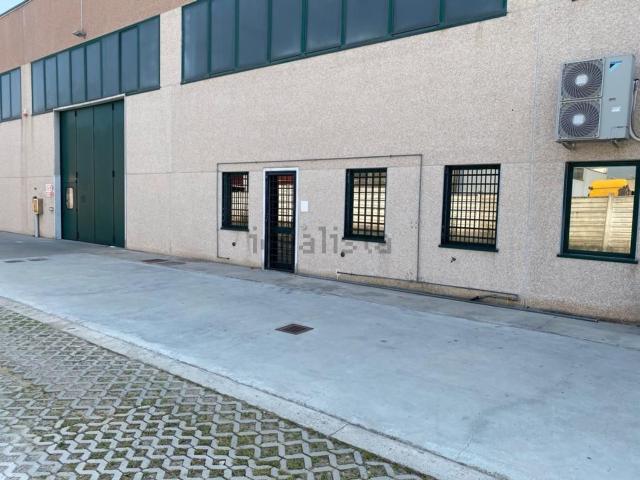 Capannone in affitto di 800 m² in Località Villabella, 24