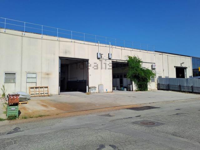 Capannone in affitto di 809 m² in Via dell&apos Artigianato, 42