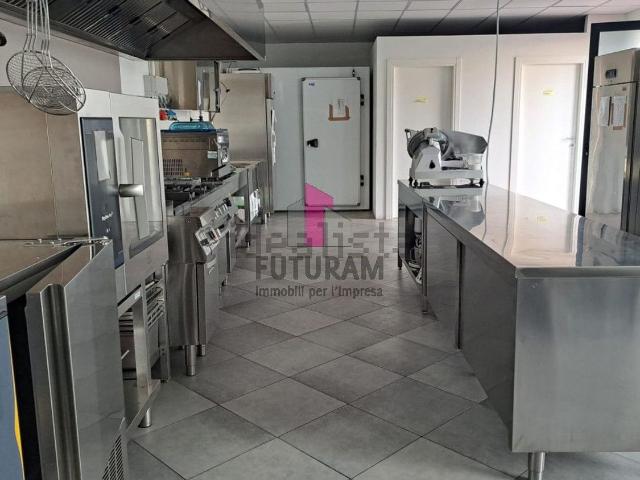 Capannone in affitto di 80 m² in Via Padova
