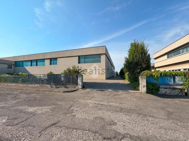 Capannone in affitto di 820 m² in Viale dell&apos  Artigianato, 46