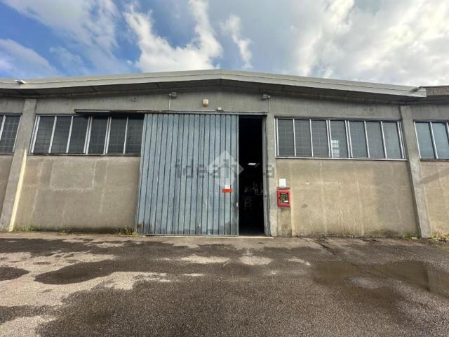 Capannone in affitto di 824 m² in Viale Europa, 77