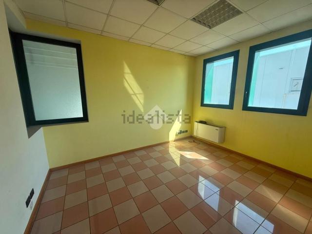 Capannone in affitto di 840 m² in Via dell&apos Industria, 49
