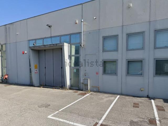 Capannone in affitto di 840 m² in Via John Fitzgerald Kennedy, 95