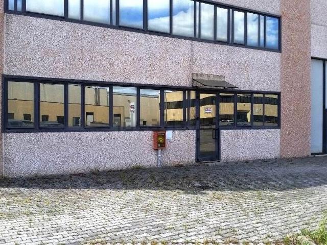Capannone in affitto di 844 m² in Via Emilio Gino Segrè