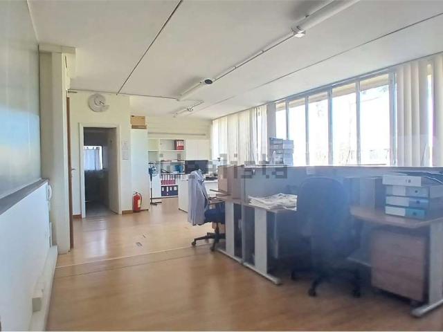 Capannone in affitto di 750 m²