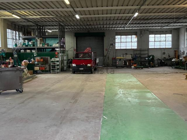 Capannone in affitto di 850 m² in Via Aretina