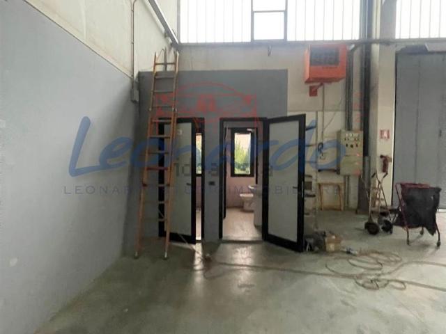 Capannone in affitto di 850 m² in Viale dell&apos  Artigianato, 44