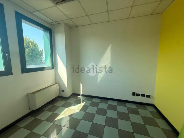 Capannone in affitto di 860 m² in Via dell&apos Industria, 49