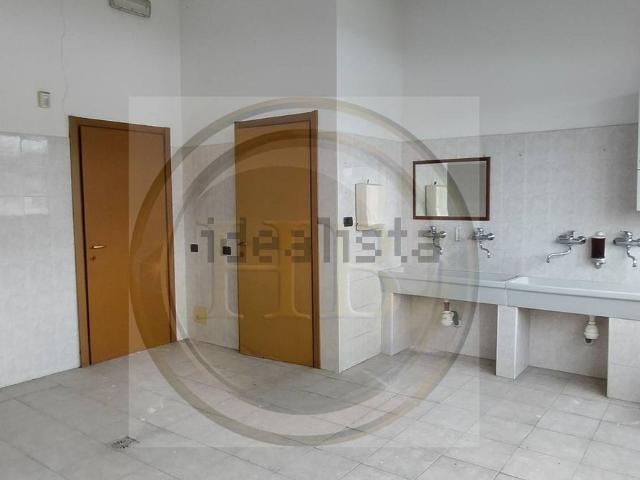 Capannone in affitto di 880 m² in Via Leonardo da Vinci, 121