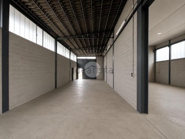 Capannone in affitto di 885 m² in Via Tonale