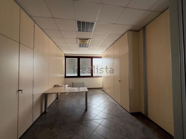 Capannone in affitto di 897 m² in Via Cimarosa Domenico, 53