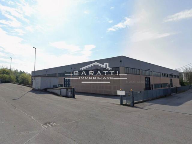 Capannone in affitto di 900 m²