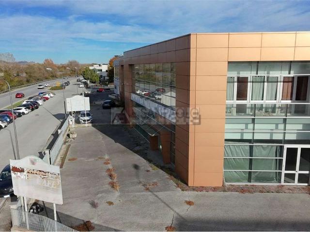 Capannone in affitto di 900 m²