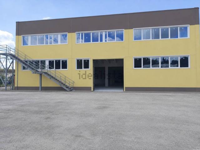 Capannone in affitto di 900 m²