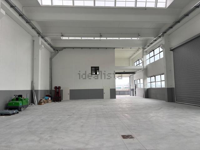Capannone in affitto di 900 m²