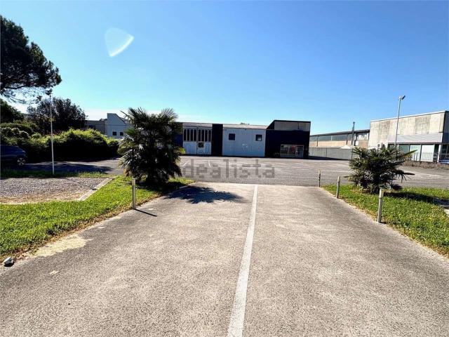 Capannone in affitto di 900 m²