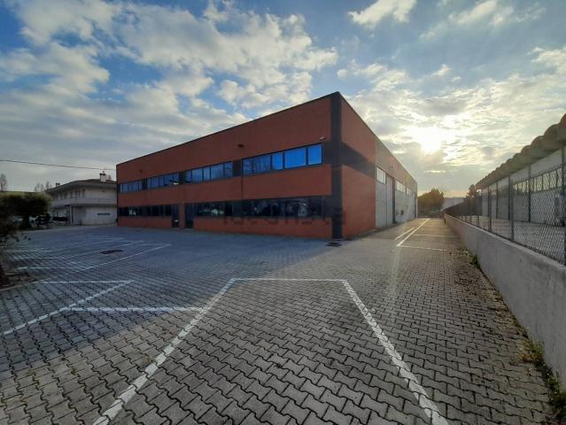 Capannone in affitto di 900 m² in Via Giulio Pastore, 36