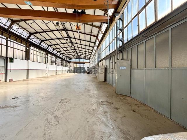 Capannone in affitto di 900 m² in Via Papa Giovanni XXIII, 1