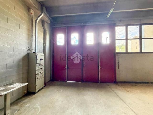 Capannone in affitto di 900 m² in Via Rivabella