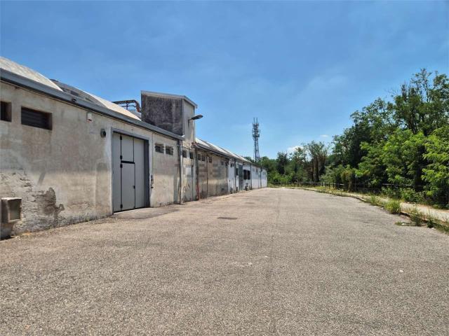 Capannone in affitto di 900 m² in Via XX Settembre