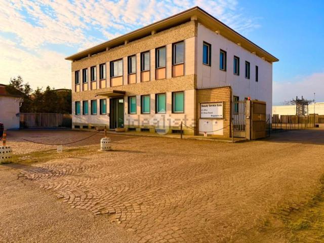 Capannone in affitto di 900 m² in Strada Statale per Alessandria, 33