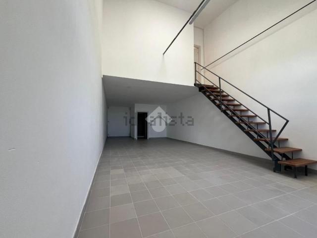 Capannone in affitto di 90 m² in Via Albert Bruce Sabin, 56