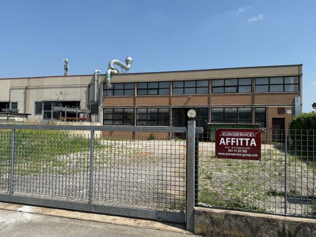 Capannone in affitto di 920 m²