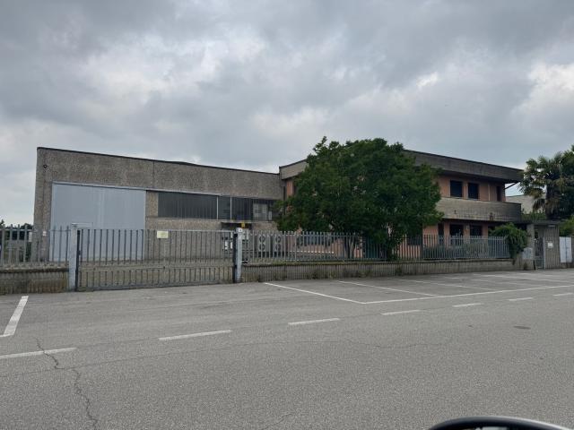Capannone in affitto di 920 m² in Via Lombardia, 18