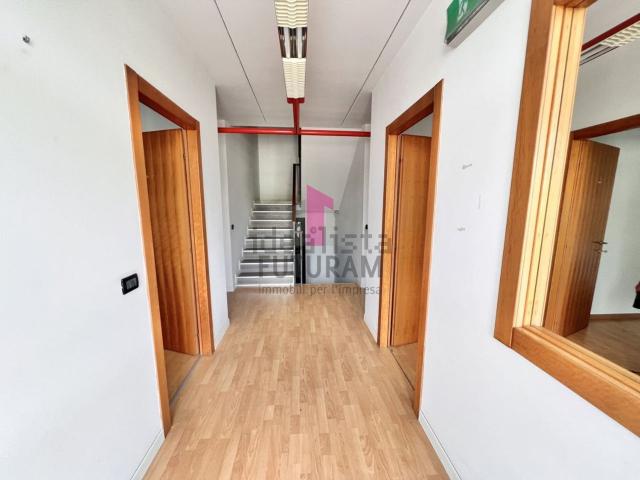 Capannone in affitto di 933 m²